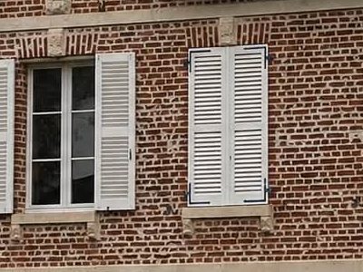 Détail de brique et de clé de linteau en pierre