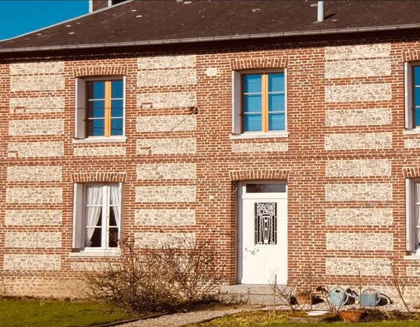 Façade en brique et silex rejointoyée à la chaux